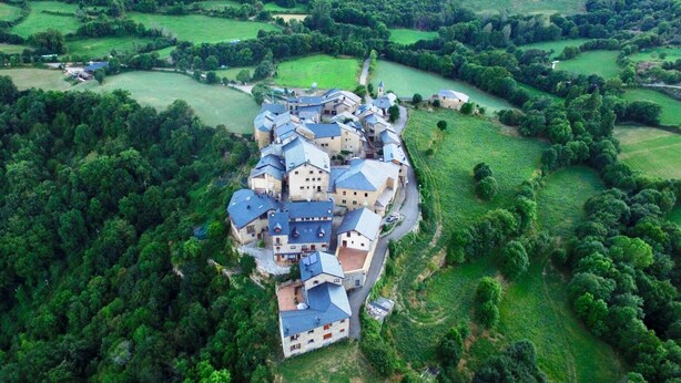 An aerial view of a cluster of buildings with multiple roofs, surrounded by lush green fields and trees. - House Forn for 6 people (Sort)