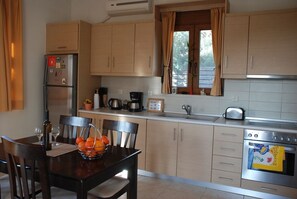 Kühlschrank, Ofen, Geschirrspüler, Wasserkocher mit Kaffee-/Teezubehör