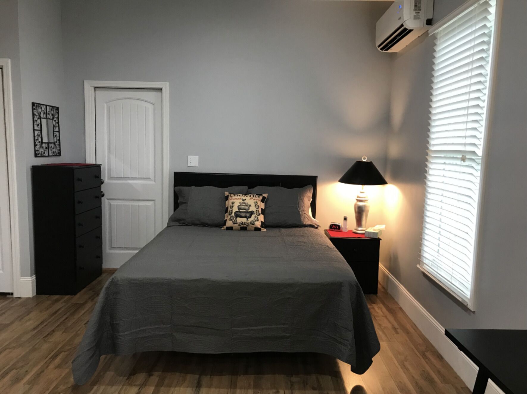 アイロン / アイロン台、WiFi (無料)、ベッドシーツ