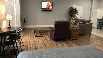 Een strijkplank/strijkijzer, gratis wifi, beddengoed