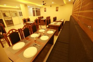 Breakfast, lunch and dinner served