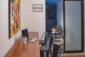 Ropa de cama hipoalergénica, cubrecamas y minibar 