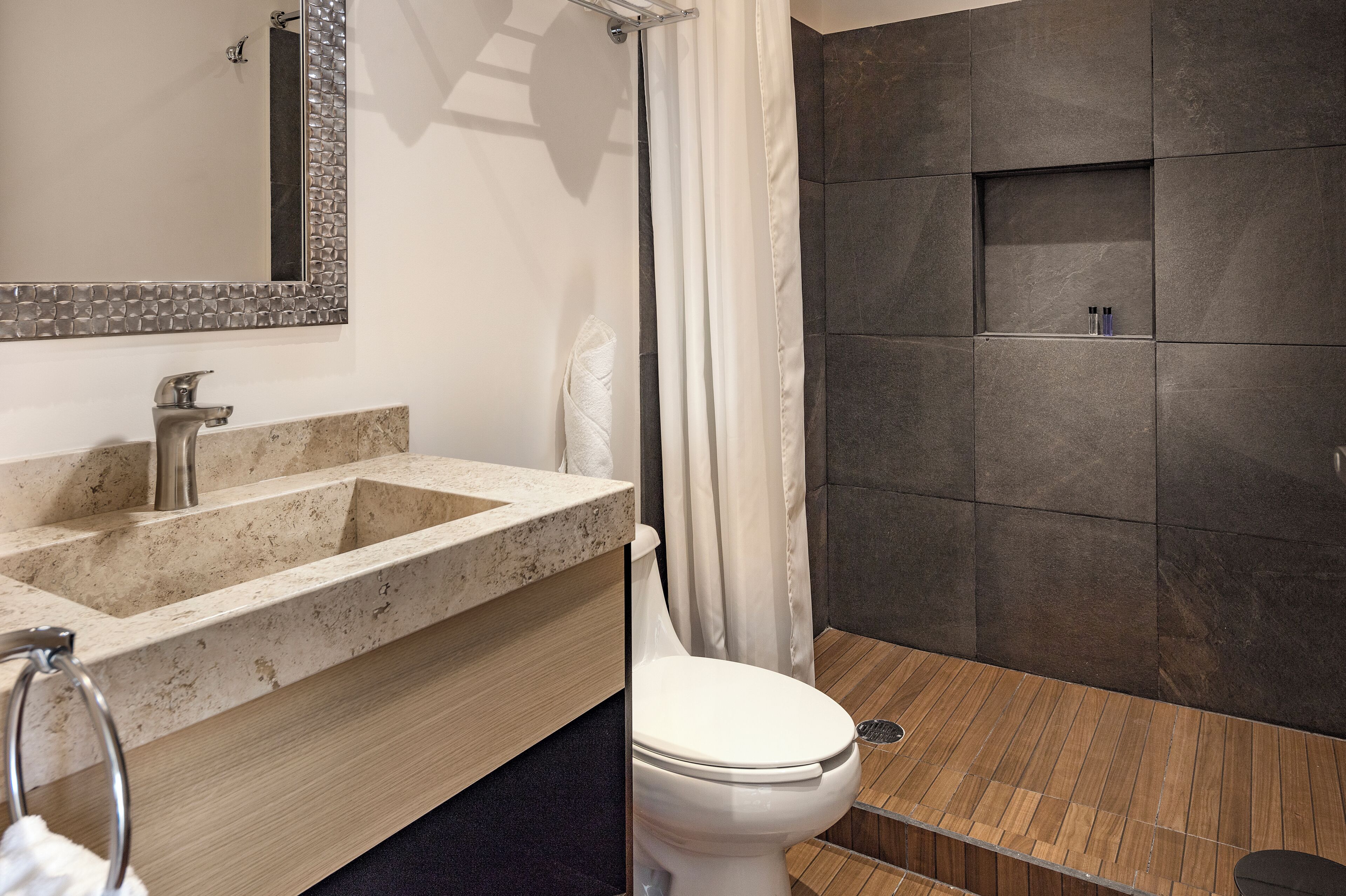 Habitación triple estándar, varias camas | Baño | Regadera, regadera tipo lluvia, amenidades de baño gratuitas, toallas 