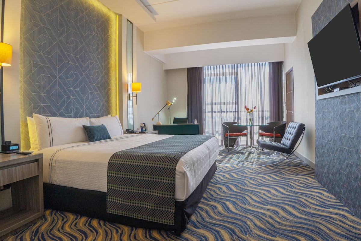 executive room, 1 king bed | minibar, in-room safe, desk, laptop workspace