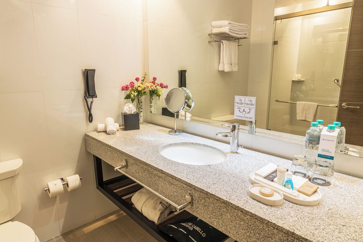 executive room, 1 king bed | bathroom | shower, rainfall showerhead, hair dryer, towels
