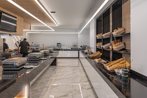 6 restaurants; breakfast, lunch, and dinner served