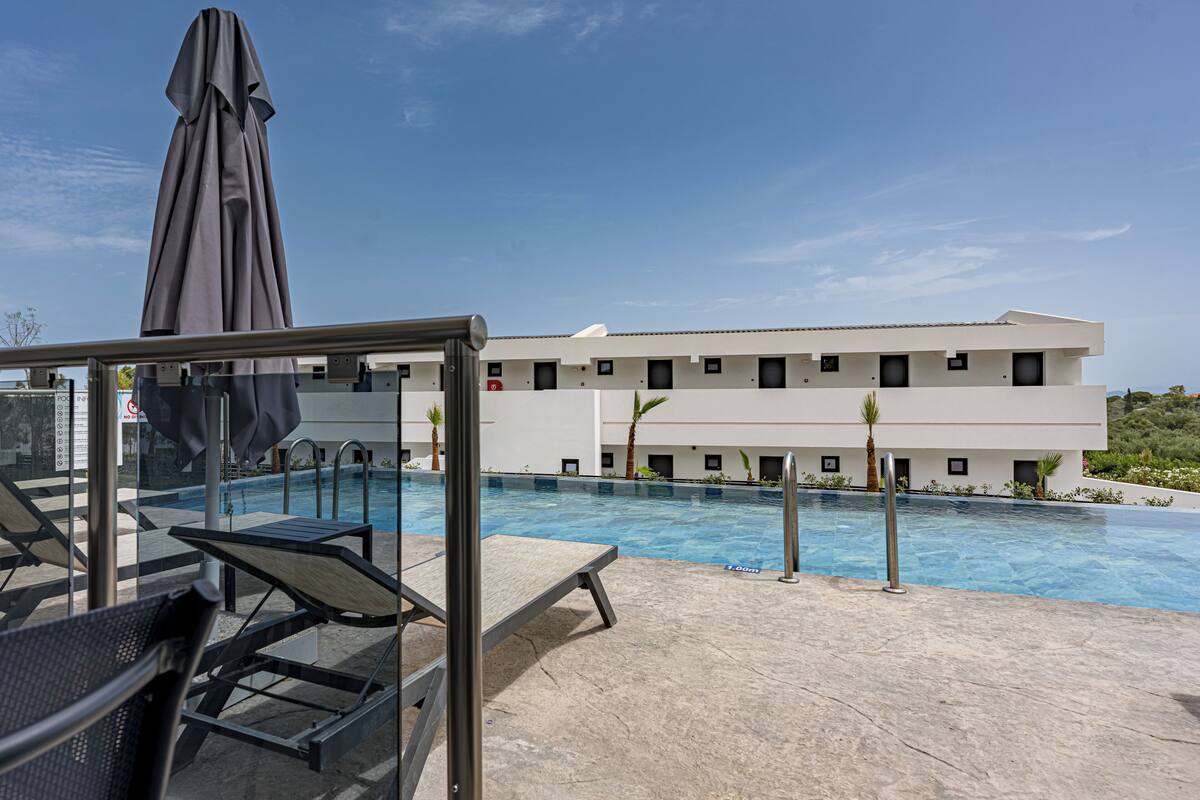 Family Room (Swim Up) | In-room safe, iron/ironing board (on request), WiFi (free), bed sheets