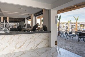 Bar accanto alla piscina