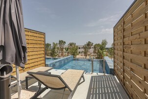 Appartamento Superior, 1 camera da letto, piscina privata, al piano terra (Swim Up) | Una cassaforte in camera, ferro/asse da stiro, Wi-Fi gratuito, lenzuola