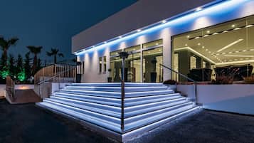 Bagian depan properti - sore/malam