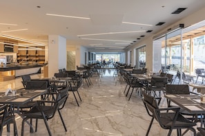 6 restaurants, breakfast, lunch, dinner served; Italian cuisine