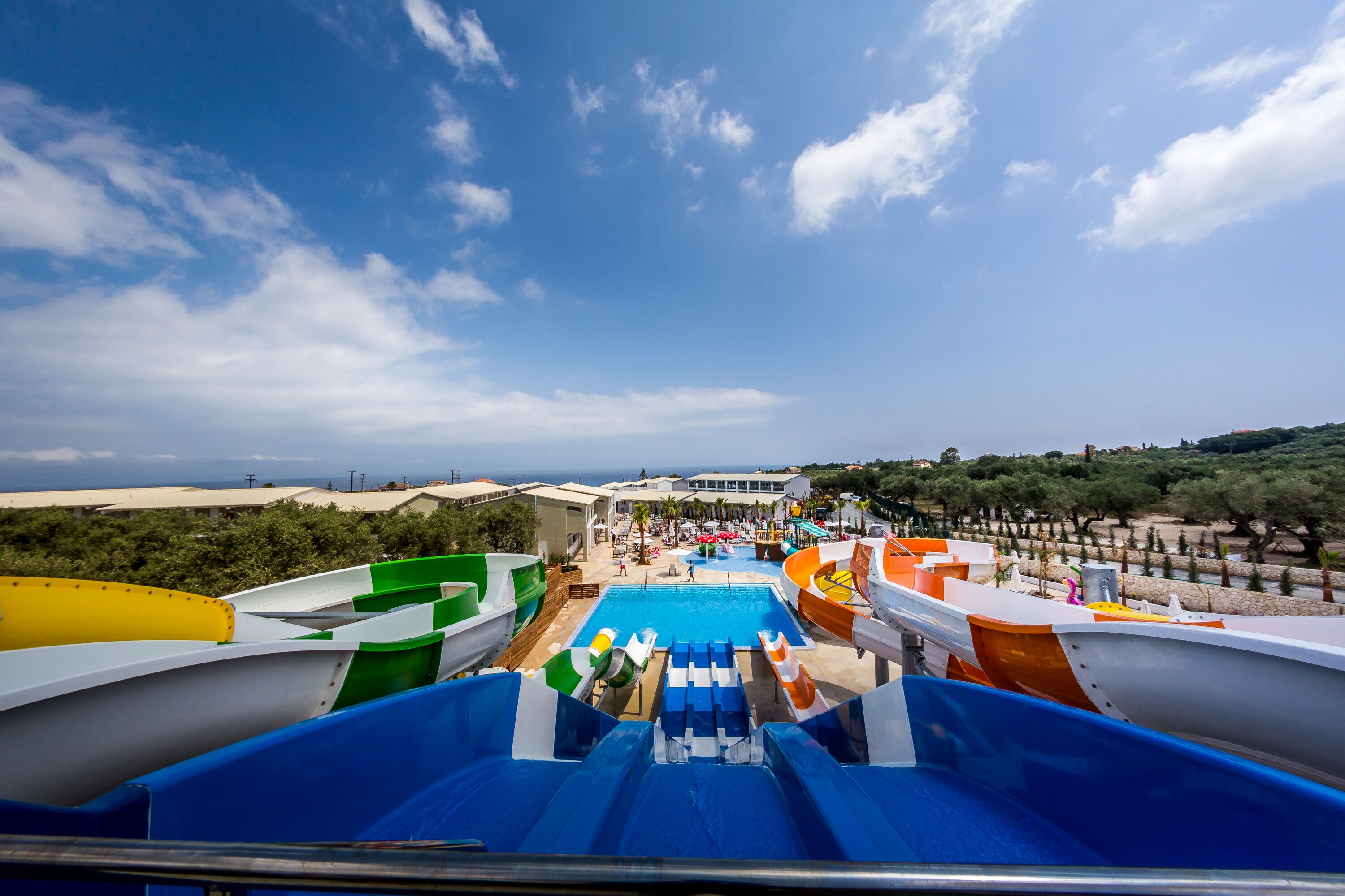 Un parc aquatique doté de plusieurs toboggans et d’un espace piscine.