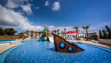 5 kolam renang outdoor, dengan payung kolam renang dan kursi berjemur