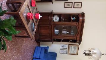 TV, lettore DVD, tavolo da ping pong, libri