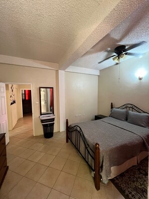 2 bedrooms, in-room safe, desk, iron/ironing board
