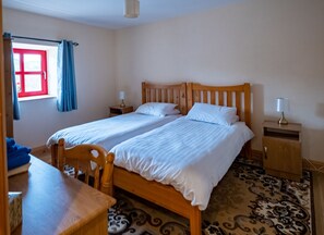 5 bedrooms, iron/ironing board, WiFi, bed sheets