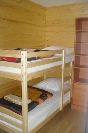 2 habitaciones y tabla de planchar con plancha