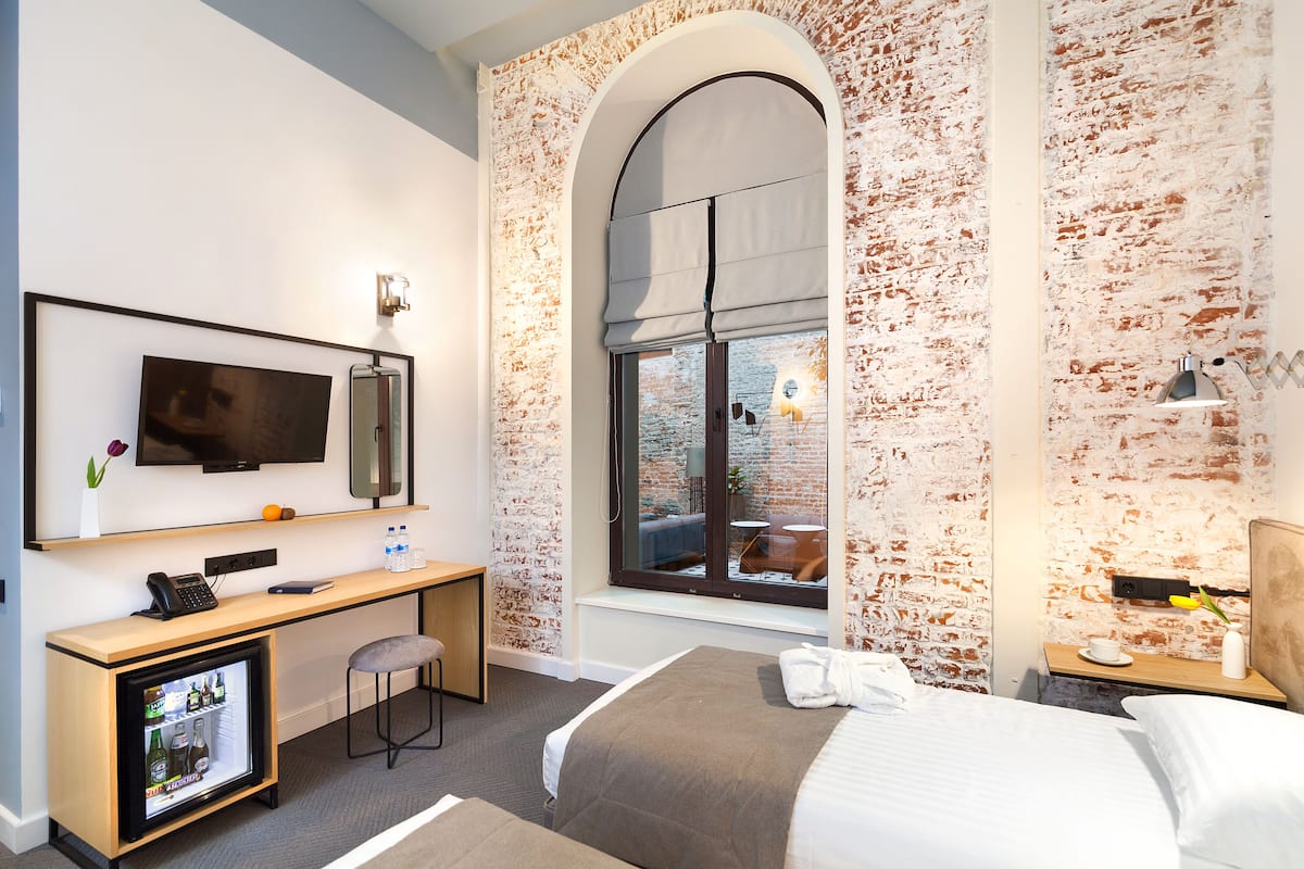Standard Twin Room | Living area | Flat-screen TV
