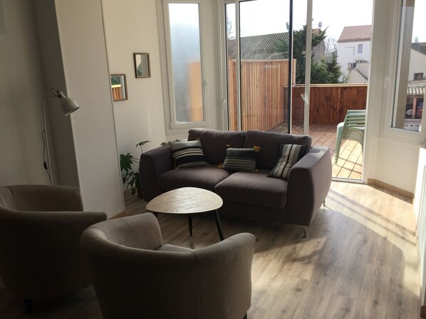Living area - Apartment with terrace, pool (Lézignan-Corbières)