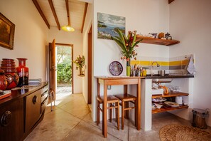 Chalet de diseño, 1 habitación, balcón, vistas al mar | Cocina privada | Horno, cafetera o tetera, hervidor eléctrico y tostadora