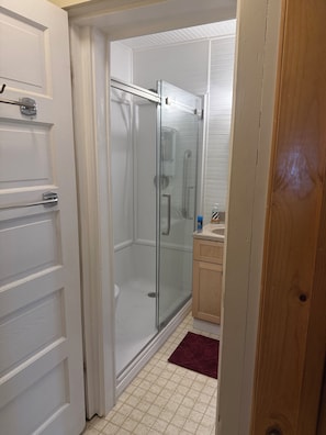 Ensemble baignoire-douche, séchoir à cheveux, bidet, serviettes fournies