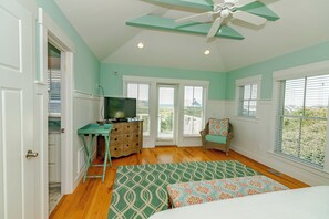 5 bedrooms, free WiFi, bed sheets - Large home with private guest crofter across from the beach access, wrap around porches (Bald Head Island)