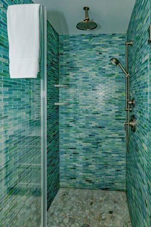 Combined shower/bathtub, hair dryer, towels