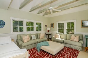 5 bedrooms, free WiFi, bed sheets - Large home with private guest crofter across from the beach access, wrap around porches (Bald Head Island)
