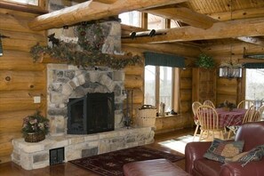Fernseher, Kamin, DVD-Player, Tischfußball