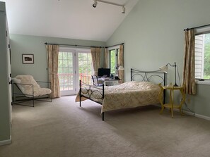 4 bedrooms, desk, iron/ironing board, travel crib