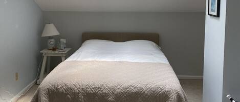 4 dormitorios, escritorio, tabla de planchar con plancha y cuna de viaje