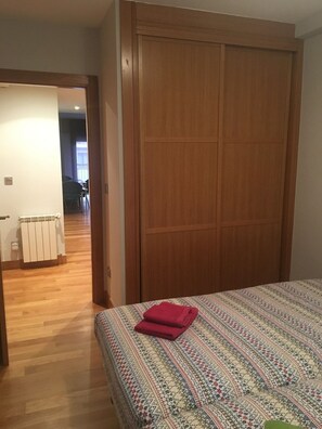 1 slaapkamer, een strijkplank/strijkijzer, gratis wifi, beddengoed