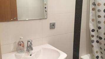 Een bad, een haardroger, handdoeken