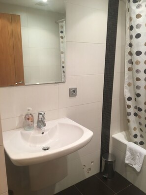 Baignoire, séchoir à cheveux, serviettes fournies