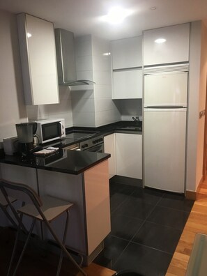 Réfrigérateur, four à micro-ondes, un four, surface de cuisson