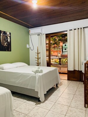 Quarto casal, 1 cama de casal, para não fumantes | Cortinas blackout, ferros/tábuas de passar roupa, Wi-Fi de cortesia