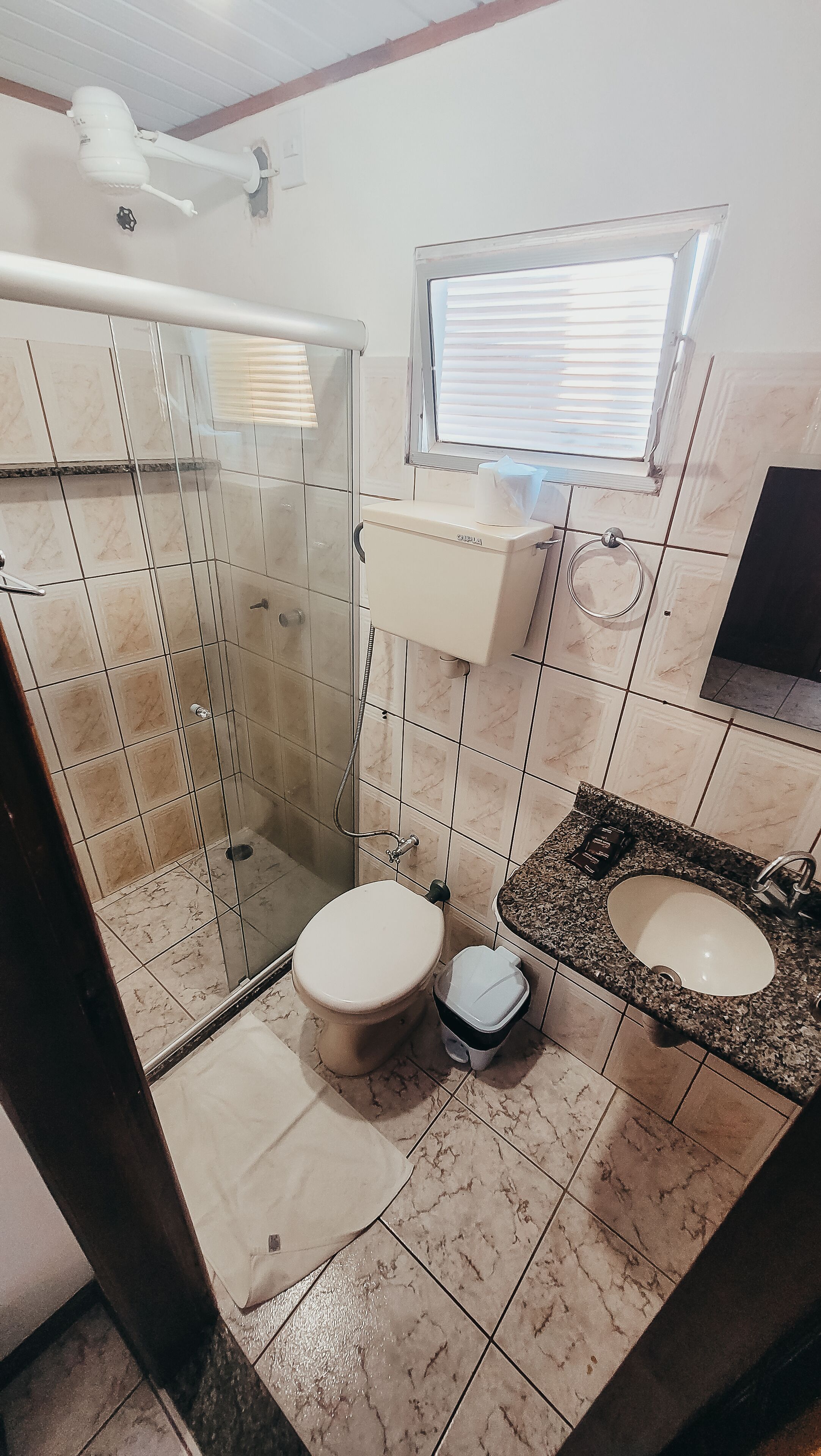 Quarto triplo, para não fumantes, sacada | Banheiro | Chuveiro, toalhas de banho