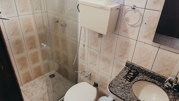Quarto triplo, para não fumantes, sacada | Banheiro | Chuveiro, toalhas de banho