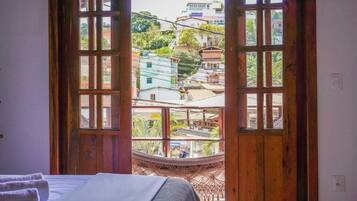 Quarto casal, 1 cama de casal, para não fumantes, sacada | Cortinas blackout, ferros/tábuas de passar roupa, Wi-Fi de cortesia