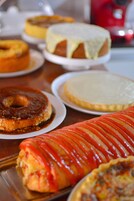 Forskellige bagværk på tallerkener, herunder donuts og en tærte.