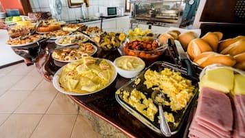 Café da manhã com buffet grátis todos os dias