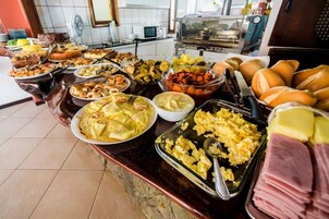 Café da manhã com buffet grátis todos os dias