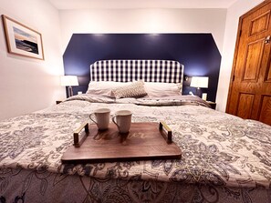1 habitación, escritorio, tabla de planchar con plancha y cuna de viaje