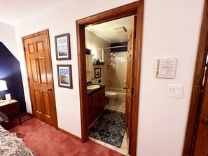 Tina con regadera, secadora de cabello, toallas, jabón 