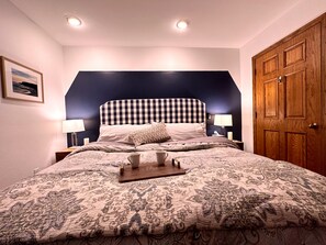 1 habitación, escritorio, tabla de planchar con plancha y cuna de viaje 