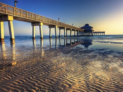 Stunning ! J, Partial Side Gulf View, Walk to Beach, Sleeps 4