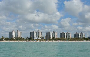 Plage à proximité, chaises longues