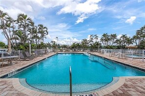 Piscine extérieure, piscine chauffée