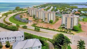 Eine Wohngegend an der Küste mit Hochhäusern, einer gewundenen Straße und einem Strand.