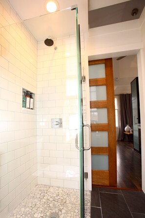 Een douche, een haardroger, handdoeken, zeep